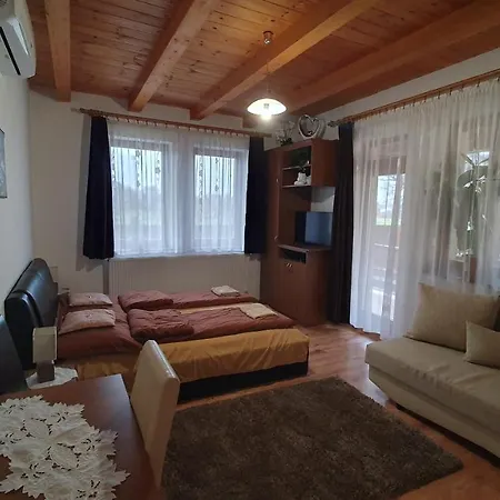 Kekszilva Vendeghaz Guest house Pap